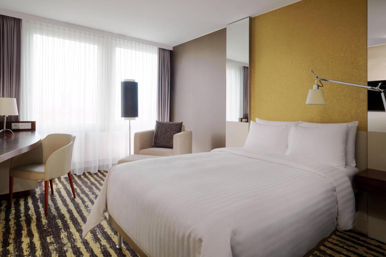 Zurich Marriott Hotel Exteriér fotografie A room at the hotel