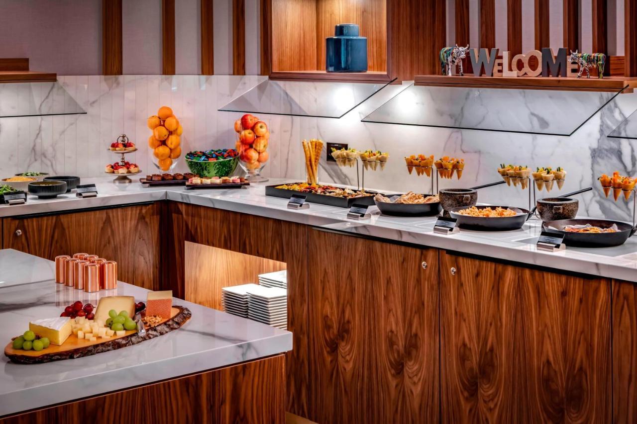Zurich Marriott Hotel Exteriér fotografie A buffet at a hotel