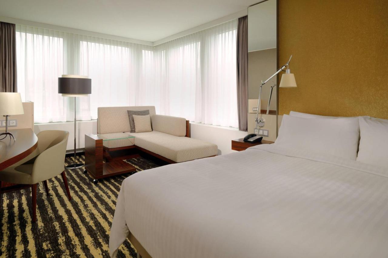 Zurich Marriott Hotel Exteriér fotografie A room at the W London