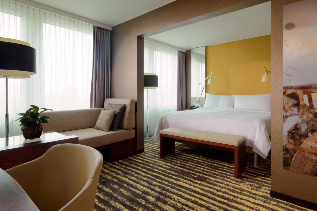 Zurich Marriott Hotel Exteriér fotografie A room at the hotel