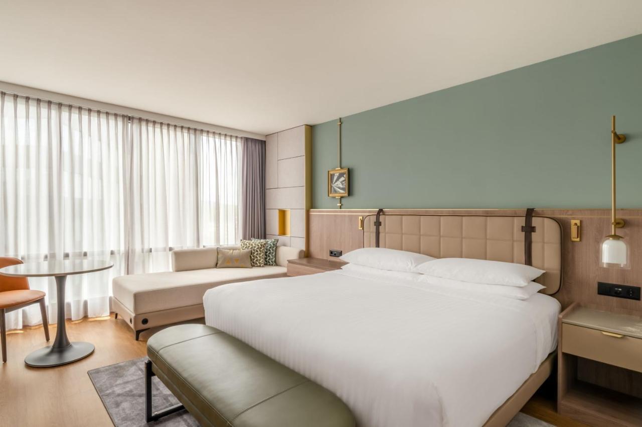 Zurich Marriott Hotel Exteriér fotografie A guest room at the hotel
