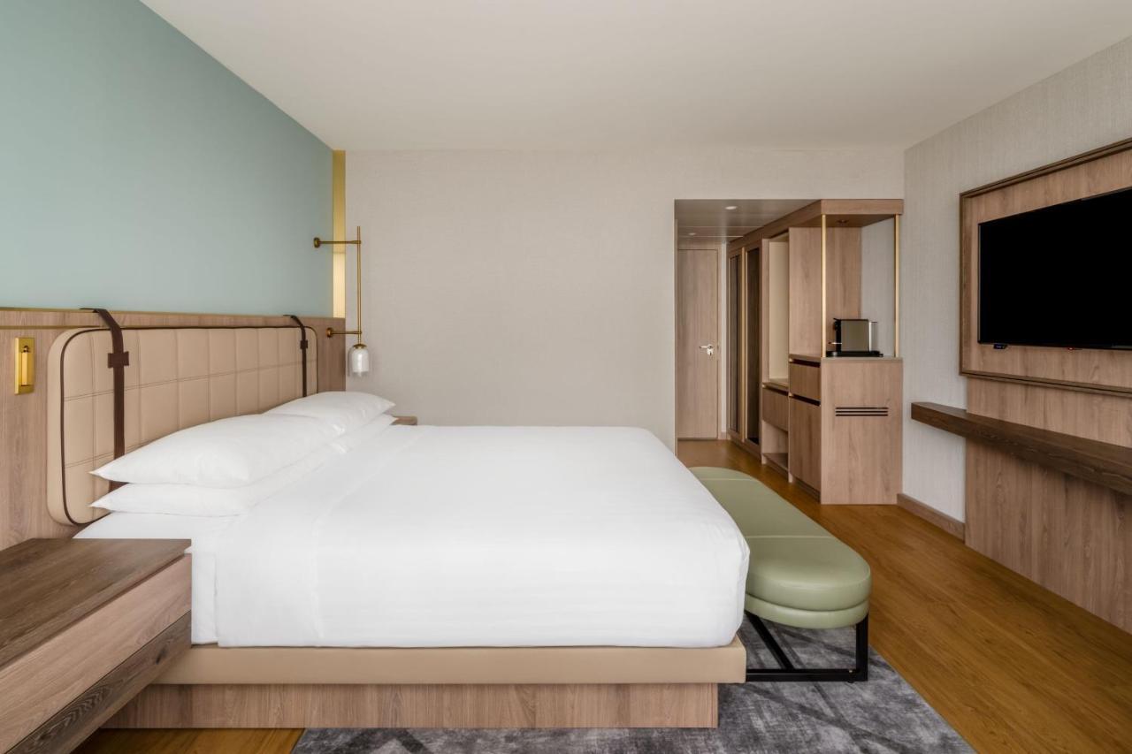Zurich Marriott Hotel Exteriér fotografie A guest room at the hotel