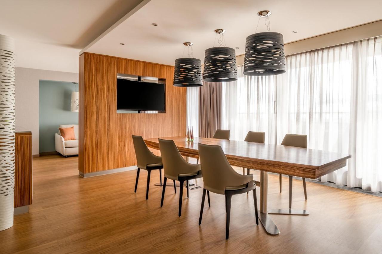 Zurich Marriott Hotel Exteriér fotografie A meeting room at the airport