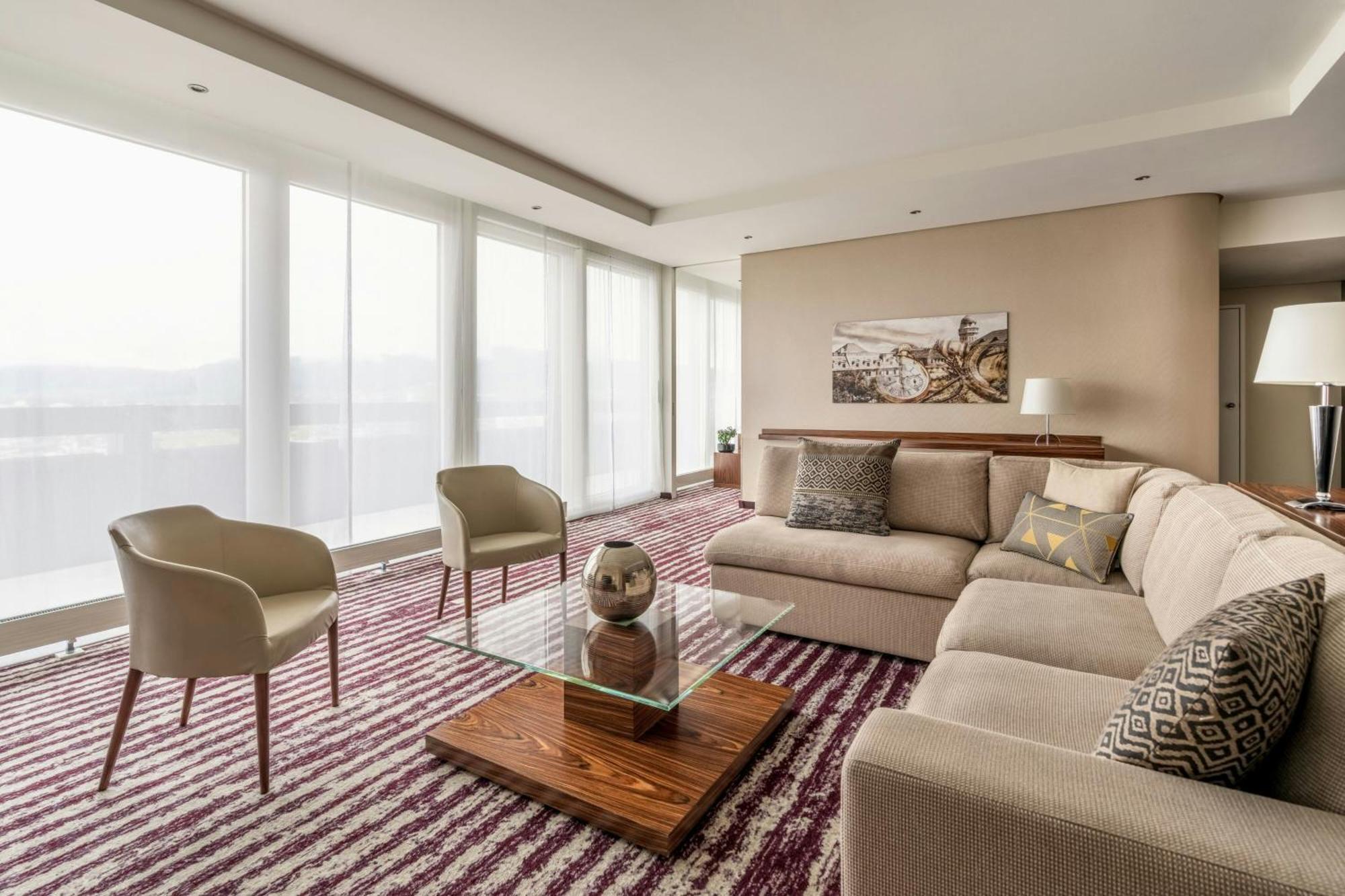 Zurich Marriott Hotel Exteriér fotografie A living room in a suite at the Ritz-Carlton, Osaka